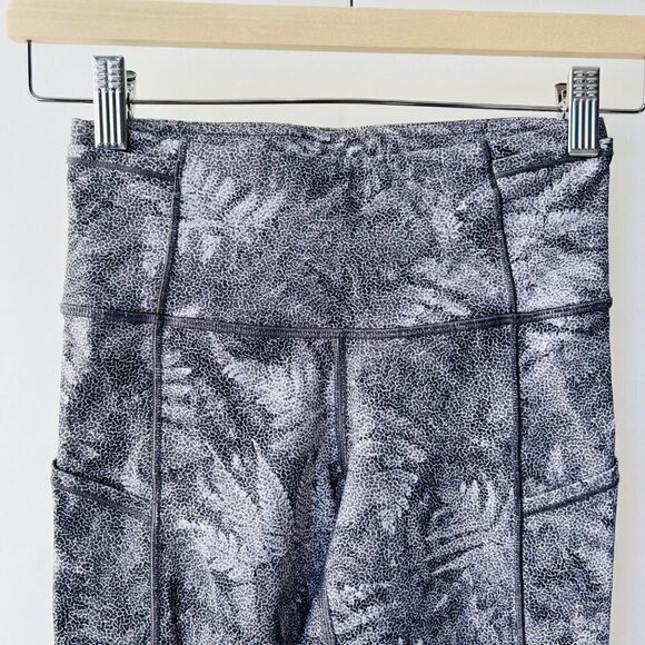 ❤️ Lululemon Fast & free crop 19” Size 4, black/white leaves prints G76 - Picture 6 of 9